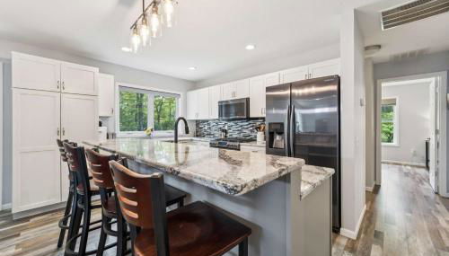 Spacious 3BR Lakefront Cottage with Stunning Views - Foto 3