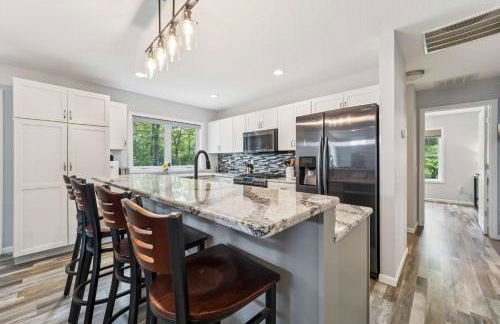 Spacious 3BR Lakefront Cottage with Stunning Views - Foto 3