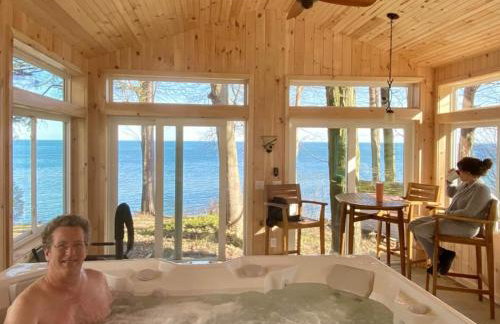 Lakefront Pine Cottage Hot Tub & Fire Pit - Foto 8