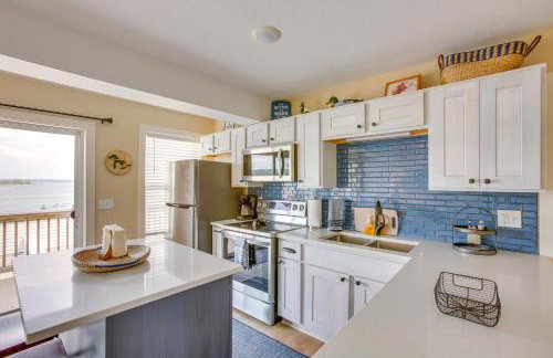 Gorgeous Onekama Condo with Pool and Lake Access! - Foto 3