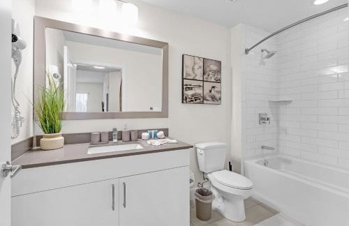 Bright and Airy 2 Bed on Biscayne Blvd with Free Park - Foto 22