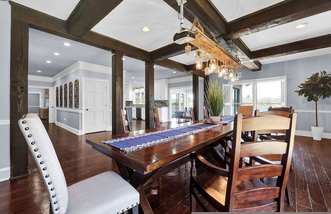 7BR Lakefront Haven Pool Hot Tub Gated 4acres - Foto 33