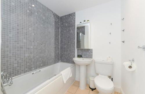 Stunning Garden House with Free WIFI and Parking - Foto 31