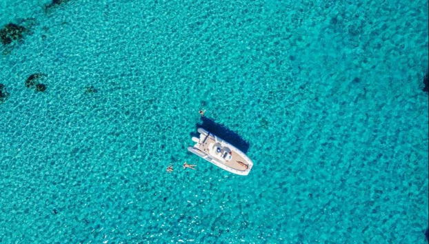 Vue aérienne sur le bateau dans le golfe de Cagliari
