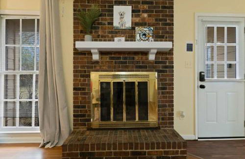 Large Fenced Yard near Midtown- Shamrock Stay - Foto 50