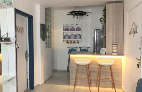 Apto em Santos com AR e Wi-Fi na rua da praia - Foto 1