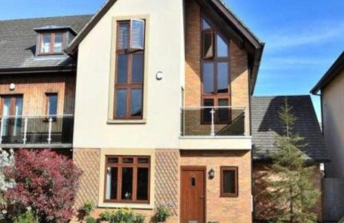 Spacious 4 Bedroom 3 Bathroom House - Sleeps up to 8 - Free Parking, Balcony, Fast Wifi and Smart TVs by Yoko Property - Photo 1