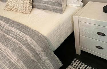 Walk Downtown & River Stylish Cozy Stay w Huge Porch - Foto 21