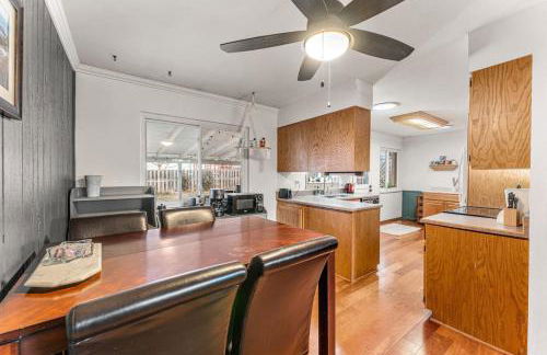 Spacious and Comfy Close to Everything Backyard - Foto 8