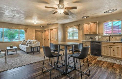 2BR Cottage with outdoor seating near Hiking & DT - Foto 15