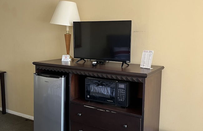 Ambassador Inn And Suites - Photo 23