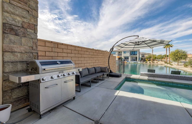 Lakefront w/ Private Pool, Great for Festival Season Lago Luxe by Avantstay - Foto 33