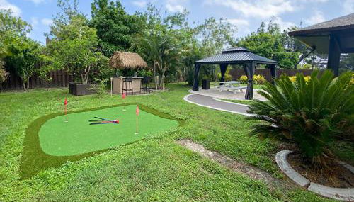 Cozy Coral Cottage with Tiki Hut, Mini Golf, Arcade and Grill - Foto 3, Garden, Garden view