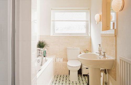 Central 2 Bed House w/ Garden and Free Parking! - Photo 84