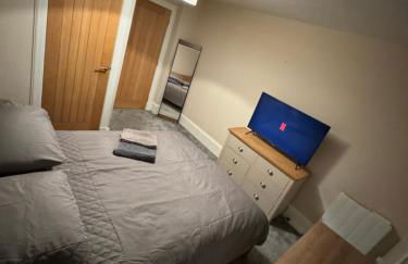 Central 2BR Apartment - Sleeps 4 - Parking & Pets - Coast Serviced Apartments - Enquire for Trade & Long stays - Photo 7