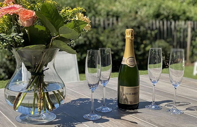 Stylish Westende Getaway - Photo 25