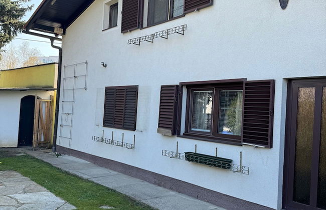 2 Bedrooms, 2 Baths House With a Living Room & an Upstairs Reception rea - Photo 1