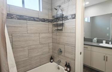 Skyline Escape 1-Bedroom with Balcony and Roof-Top Pool - Foto 12