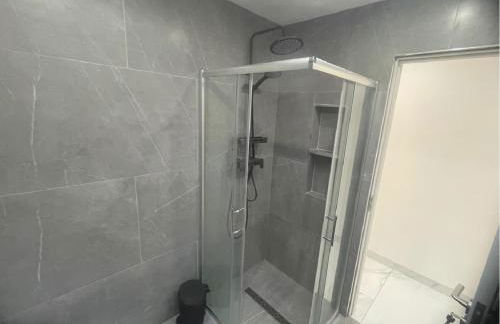 Newly built modern flat with free parking close to London Luton airport and L&D hospital - Photo 10