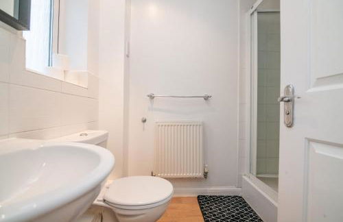 5 bed house with free secure parking in pleasant quiet location - Photo 18