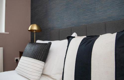 3x Bed Elegant House with Private Parking - Photo 22