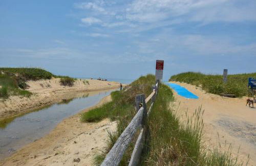 Newly Updated Home Close to Beaches - Foto 24