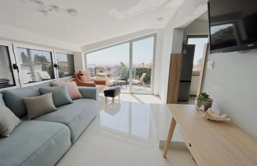 Sunny House - Photo 1