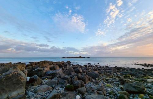 Spacious home with panoramic sea view, free parking EV & large garden - Photo 8