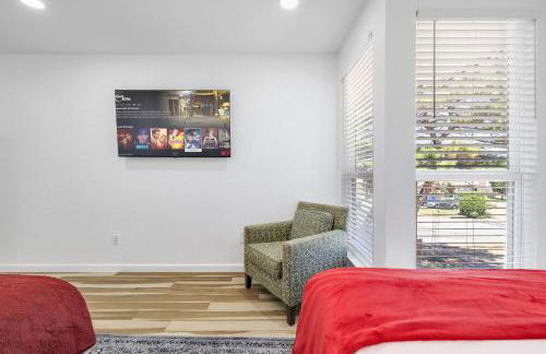 Arlington Entertainment District Home Green & White Door - Foto 53