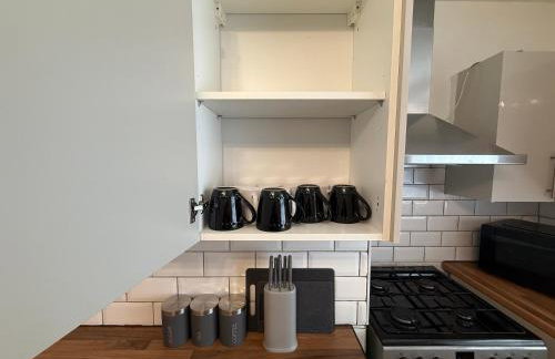 Central 3BR Home - Huddersfield Serviced Accomodation - Walk to Station & Town - Business Travellers - Families - Students - Photo 11