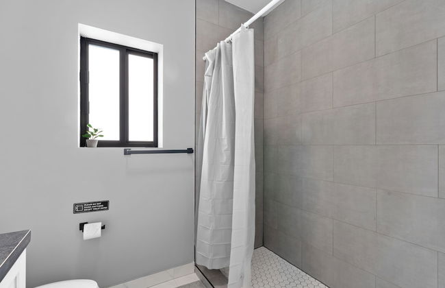 Modern 4-BR House with Free Parking - Photo 23