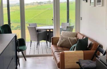 Luxury Glamping Cabin sleeping 4 People with Private Hot Tub and BBQ with views across the North Coast Ballycastle Pod 2 - Foto 49