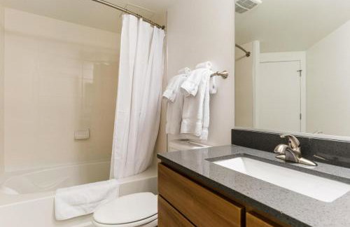 Tysons Corner 2br w fire pit steps to mall WDC-813 - Foto 11