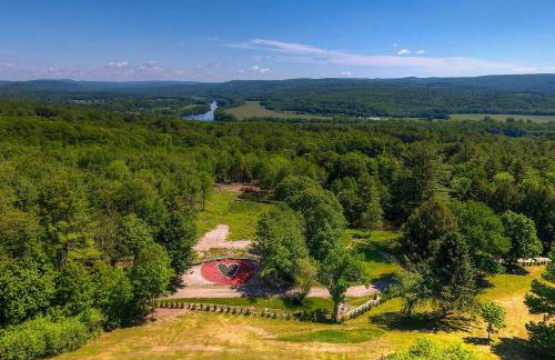 Red Sweetheart Barn Studio with Mtn and River Views! - Foto 31