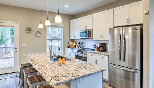 Modern Candler Home with Deck and Yard! - Foto 2