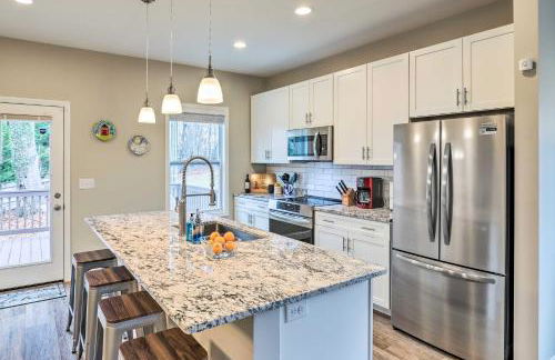 Modern Candler Home with Deck and Yard! - Foto 2