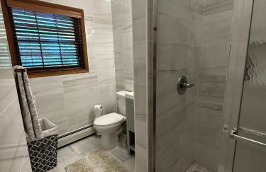 Pocono Hideout Family Home with Hot Tub Deck Sunroom Pool Big Bass Lake Larsen Lake Gouldsboro Clifton Township - Foto 55