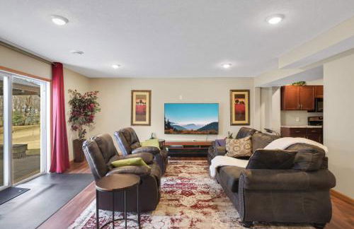 Charming 3-bedroom 1 bath basement nook with backyard view and gazebo - Foto 19