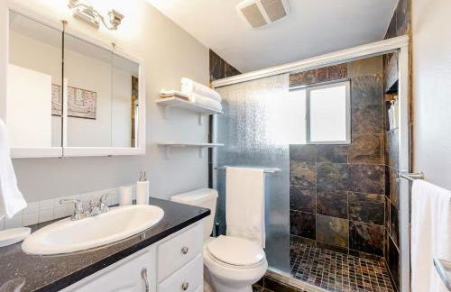 4 Bedrooms and 5 Beds with Game Room Only 5 min Drive to College and Perfect for Family's - Foto 33