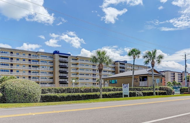 Tastefully Decorated Condo with Scenic Beach Views by RedAwning - Foto 51