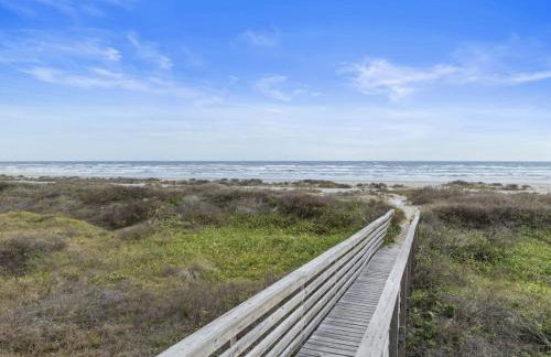 Oceanfront home with pool, large decks, fire pit and private walkover to the beach - Foto 38