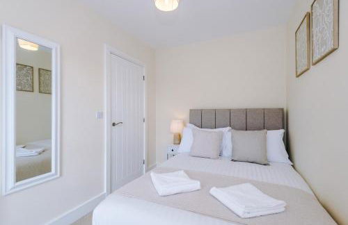 Relax in Style at Wedgwood House 3 BR Home with Garden & Parking - Foto 22