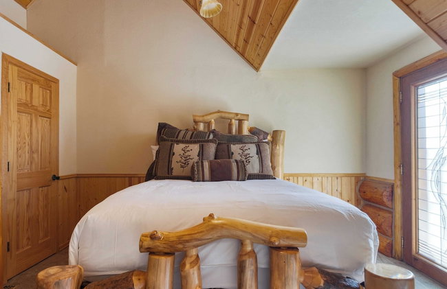 Pinetree Place by Avantstay Group Cabin w/ Hot Tub Minutes to the Lake - Photo 55