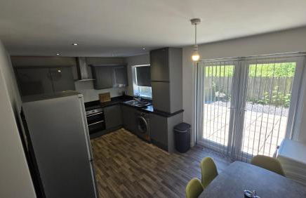 4 Bedroom Home Tameside Greater Manchester Sleeps 8 - Foto 6