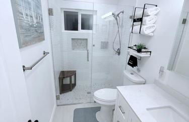 2BR 2BA Home Hot Tub, Firepit, Yard, BBQ, Parking - Foto 12