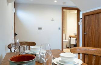 The Coach House - Beautiful Home in Cheltenham! - Photo 23