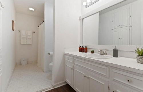 Large Fenced Yard near Midtown- Shamrock Stay - Foto 12