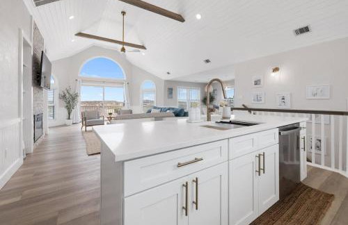 Elegant Updated Oceanfront Home with Pool & Hot Tub - Photo 23