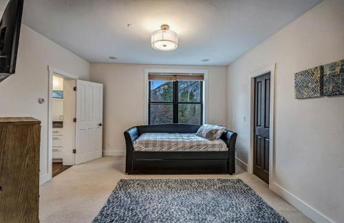 Cozy mountain home w riverfront patio - Foto 70