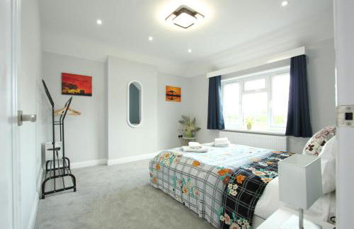 Deluxe 3 Bedroom 2 Bath House &Parking by CozyNest - Photo 20